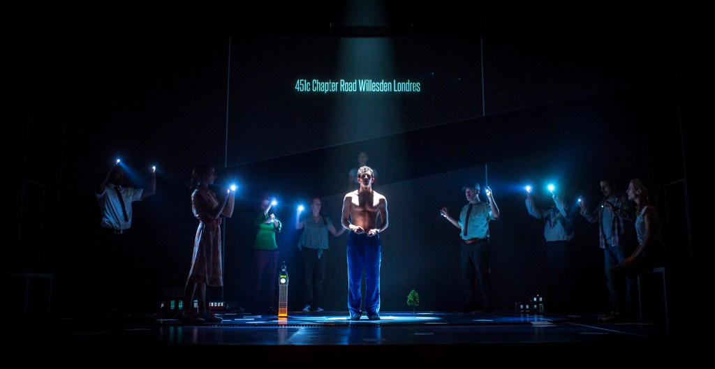 El curioso incidente con el perro a media noche Diseño de escenografía y vestuario Silvia de Marta Teatro Marquina 2018